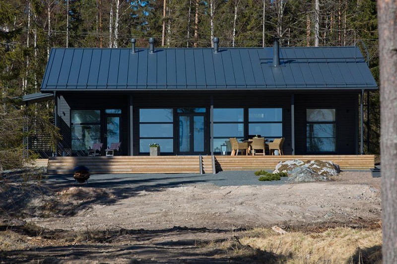 Harmaja meren rannalla